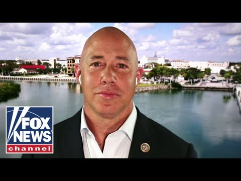 Military vet sends powerful message to flag-burning pro-Hamas protesters