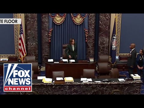 Did Kamala Harris flub the Pledge of Allegiance?