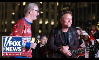 Chris Tomlin sings ‘Holy Forever’ at Fox tree lighting 2 Chris Tomlin sings ‘Holy Forever’ at Fox tree lighting
